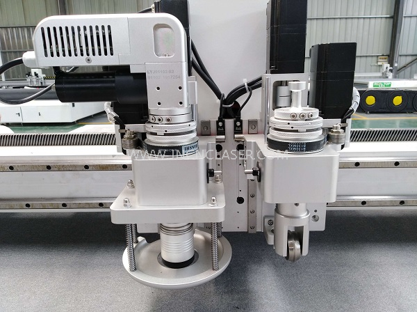 Máquina cortadora automática de PVC y cuero con cuchilla oscilante CNC 2030 para la venta 